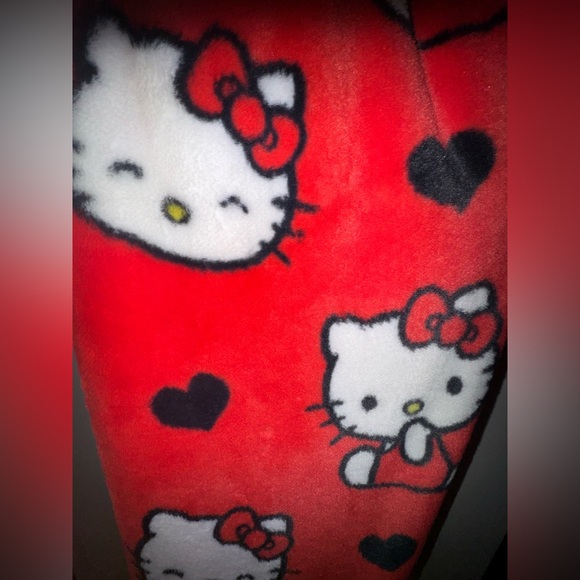 Hello Kitty V-Day Blanket - Picture 2 of 3